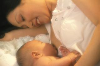 Karmienie piersią: przystawianie dziecka do piersi i problemy z laktacją