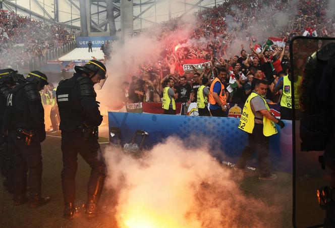 Zadyma kibiców na Euro 2016 podczas meczu Węgier z Islandią