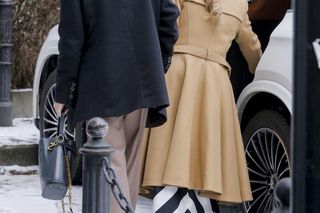 Elegancka Danuta Martyniuk w drodze do studia TVN7