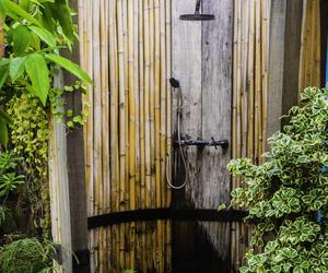 Prysznic w ogrodzie – wodna wysepka