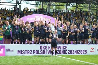 Tylu kibiców na piłkarskim meczu tej ligi jeszcze w Polsce nie widziano. I ten czek na okazałą sumkę!