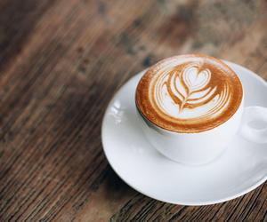 Aromatyczna i energetyczna flat white. To więcej niż kawa z mlekiem 