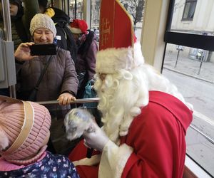 Mikołajkowy tramwaj przejechał przez Kraków