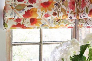 Dekoracja okien: kwiatowe wzory na zasłonach