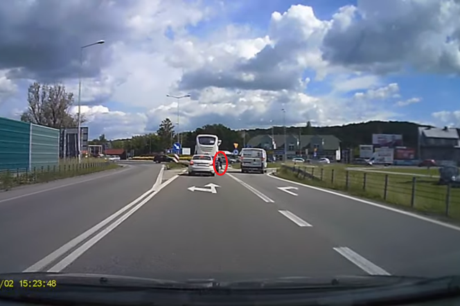 Brzesko. Pasażer podczas jazdy WYSKOCZYŁ przez okno autobusu! Miał ZASKAKUJĄCY powód [WIDEO]