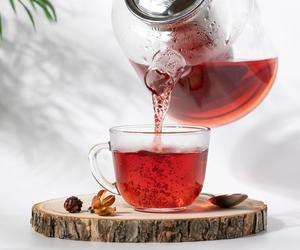 Sekret Jamajki na poprawę trawienia. Ten napój, stworzony z dobrze znanych kwiatów, to prawdziwy game changer 