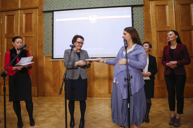 Nadminister Elbanowska rządzi polską szkołą