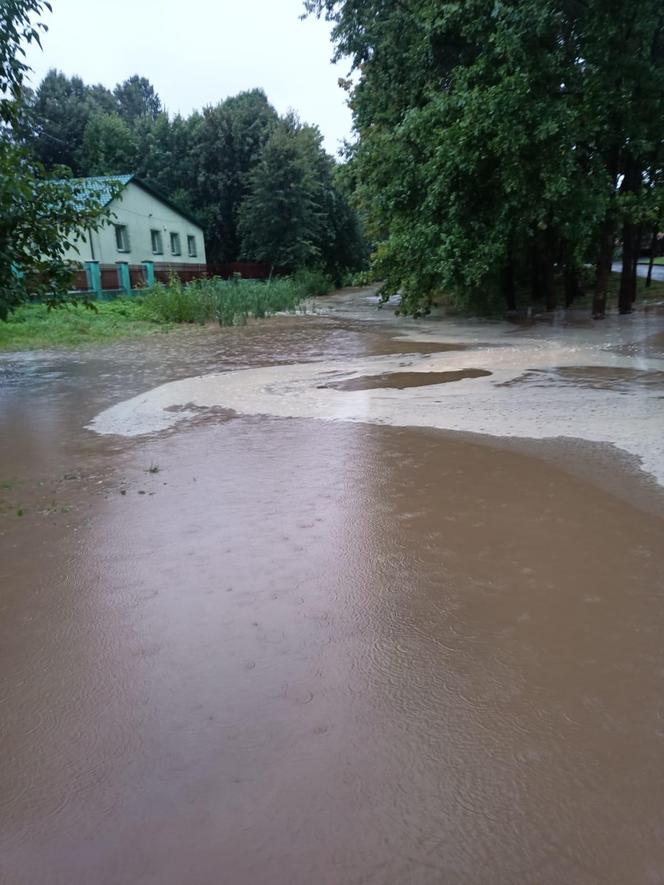 Ulewy, podtopienia, wysoki stan rzek. Świętokrzyskie. Coraz więcej interwencji strażaków 