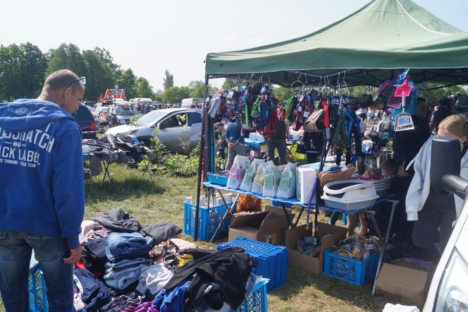 Pchli targ, czyli wyprzedaż garażowa w podbydgoskich Przyłękach [ZDJĘCIA]