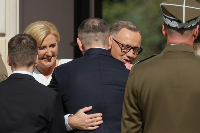 Uroczyste wejście Pary Prezydenckiej do Pałacu Prezydenckiego. Przemarsz ulicami Warszawy