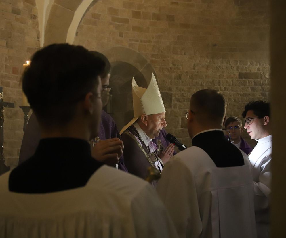 Msza św. z procesją do grobów królewskich we wspomnienie Wszystkich Wiernych Zmarłych w katedrze na Wawelu.