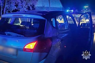 Poświęcili radiowóz, by zatrzymać uciekiniera. 17-latek chciał przejechać policjanta 