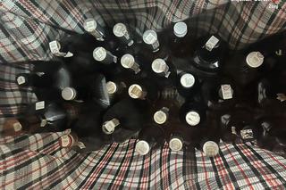 Senior pędził bimber w centrum miasta. W mieszkaniu miał prawie 100 litrów samogonu!