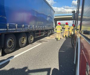 Ciężarówka z konwoju staranowała radiowóz.