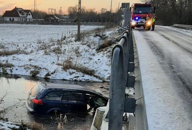 Rozprza. Auto wpadło do rzeki