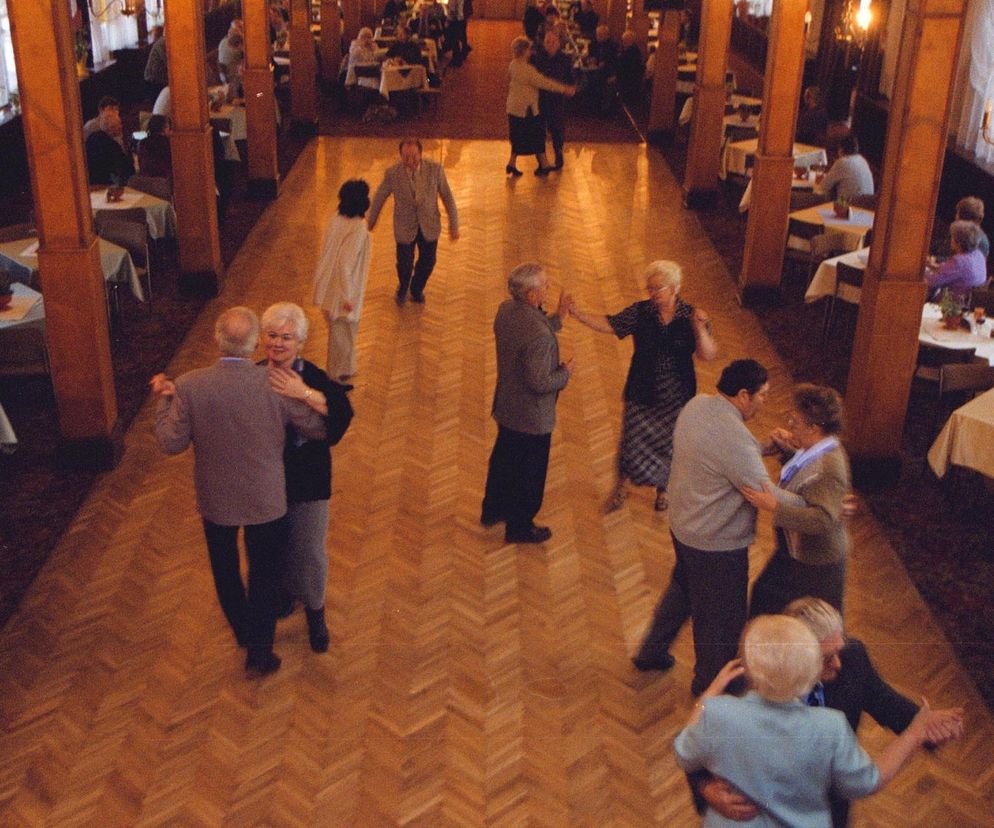Seniorzy na dancingu