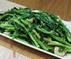 Pędy chmielu na maśle – luksus prosto z łąki! Najdroższe warzywo świata za darmo na twoim talerzu