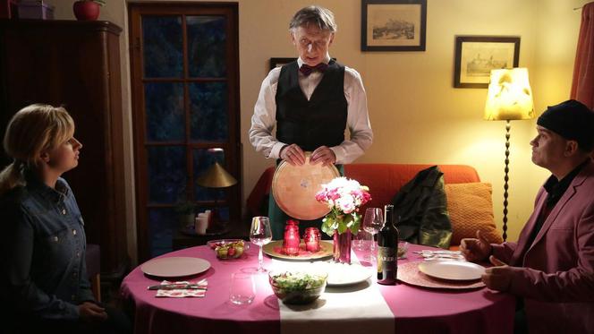 M jak miłość, odc. 1518. Sonia (Barbara Wypych), Leon (Dariusz Toczek), Robert Żak (Krzysztof Tyniec)