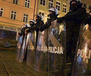 Bitwy kibiców na Rynku we Wrocławiu. Policja interweniowała całą noc