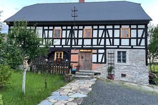 Remontują 300-letni dom przysłupowy z widokiem na Góry Izerskie