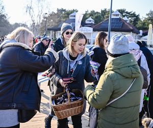 Marta Nawrocka żona kandydata na prezydenta RP Karola Nawrockiego zbiera podpisy na listach poparcia na Gdańskim molo w Brzezinie