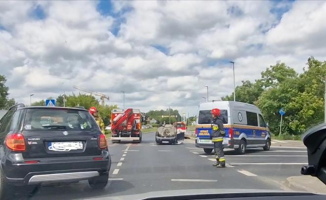 Poważny wypadek w Toruniu. Samochód wylądował na dachu