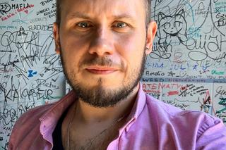 Łukasz Kachnowicz był księdzem, jest gejem i walczy z PiS