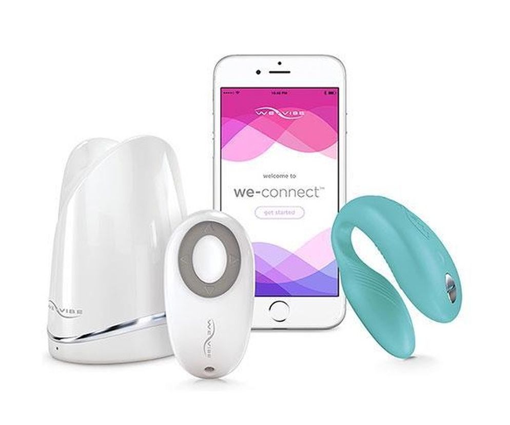 Wibrator dla par sterowany smartfonem to rozwiązanie dla osób pozostających w związku na odległość, ale nie tylko. Kobieta umieszcza jedną jego część w pochwie, a drugą - na zewnątrz, by stymulowała łechtaczkę. Jej partner również odczuwa przyjemne wibracje w trakcie seksu. Wibrator może być sterowany pilotem (do 3 m) oraz, jeśli oboje mieszkają w różnych miejscach, za pomocą specjalnej aplikacji We-Connect z dowolnego miejsca na świecie. 
 Wibrator We-Vibe Sync, cena: 800 zł