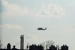 Strzały i wybuchy w Warszawie. Helikoptery nad miastem, na ulicach uzbrojone pojazdy! Co się dzieje? 	