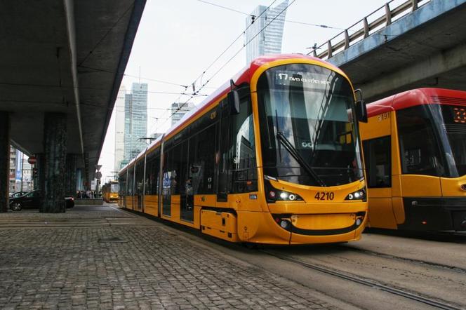 Opadła nam szczęka, gdy zobaczyliśmy, kto wsiadł do tramwaju w Warszawie! Królowa 