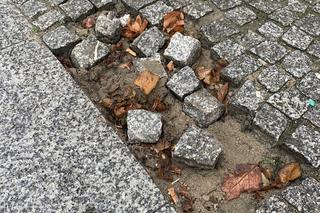 Warszawa przed Marszem Niepodległości 2022. Po ulicach wala się niezabezpieczona kostka brukowa