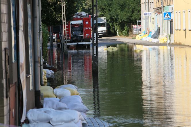 Rzeka Bóbr wdarła się na ulice Żagania