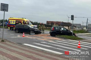 Zderzenie dwóch osobówek pod centrum handlowym w Tarnowie. Strażacy wydostali kobietę uwięzioną w jednym z pojazdów