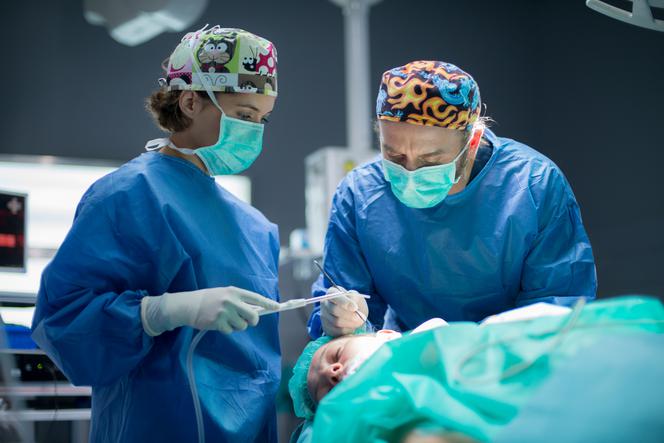 Lekarze 4 sezon odcinek 3 (odc. 42). Basia (Aleksandra Hamakło), Michał Karkoszka (Wojciech Mecwaldowski)