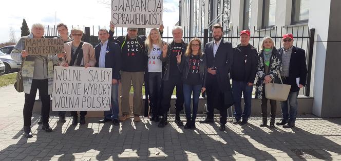 Były okrzyki i wuwuzele, takie nasze prawo. Sąd umorzył postępowanie 