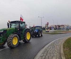 Strajk rolników w Tarnowie. Policja i rolnicy pod stadionem Bruk Betu Termaliki Nieciecza. Przejazd przez miasto