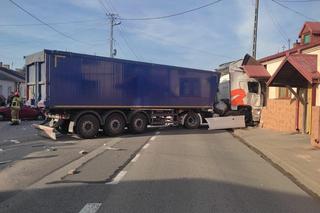 Ciężarówka wjechała w dom
