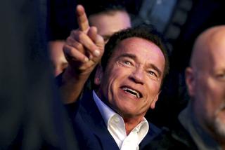 Arnold Schwarzenegger z osłami przy stole. Tak ostrzega przed koronawirusem [ZOBACZ]