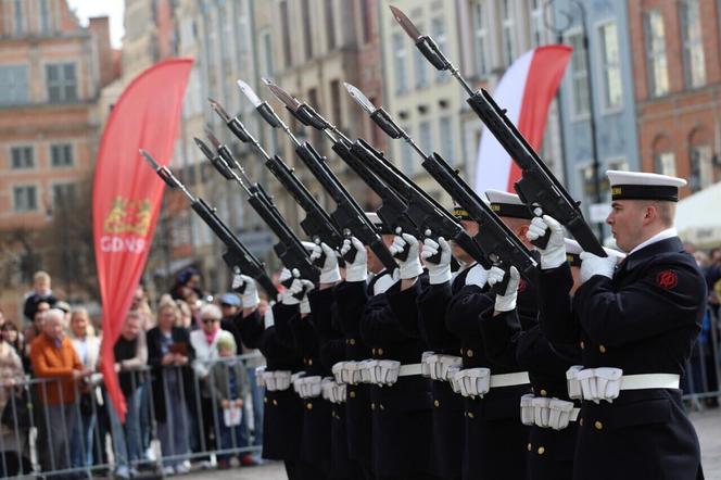 Powrót Gdańska w granice Polski. Flaga państwowa RP zawisła na Dworze Artusa