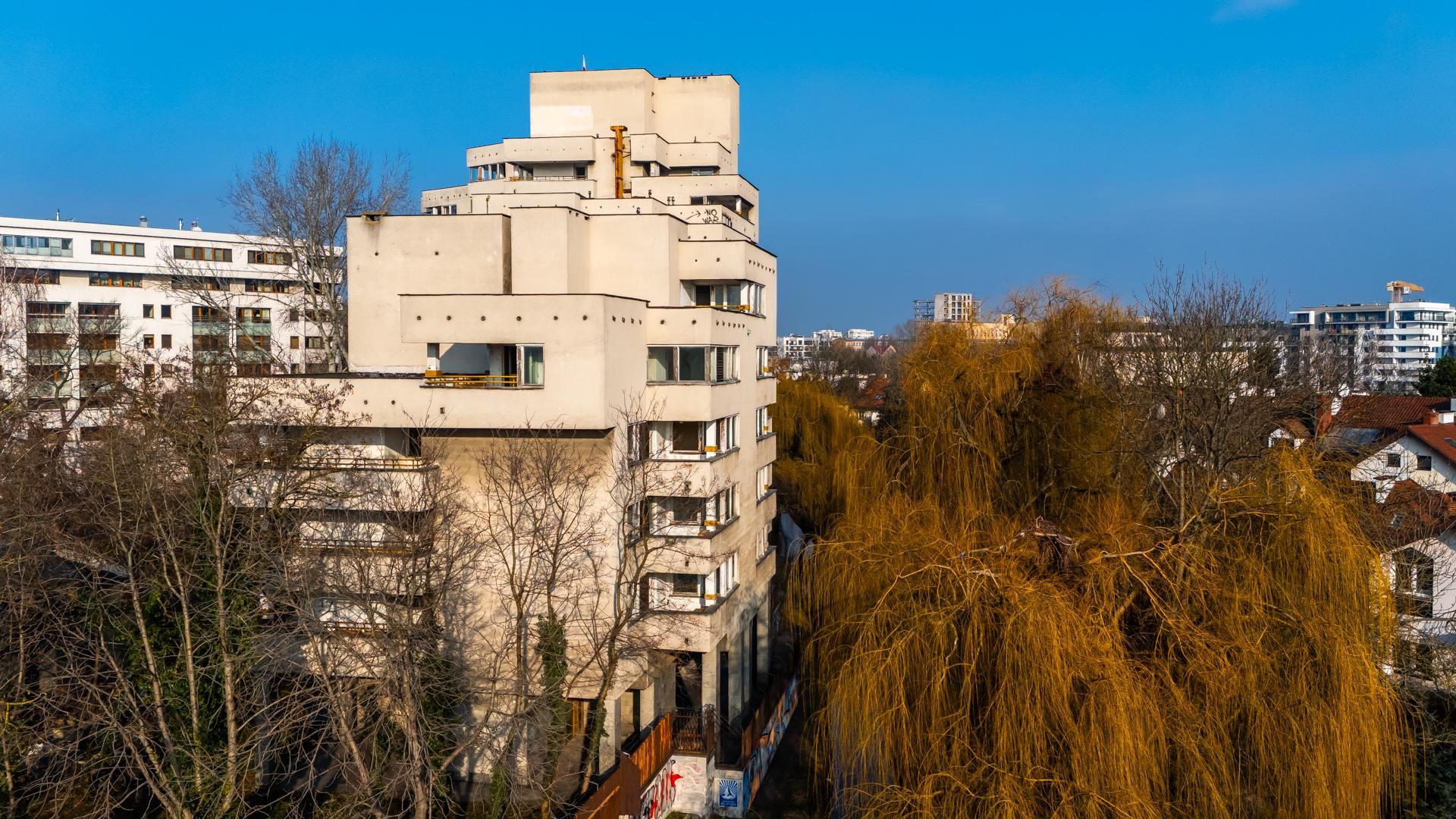 Szpiegowo z lotu ptaka. Blok na Sobieskiego 100 w Warszawie