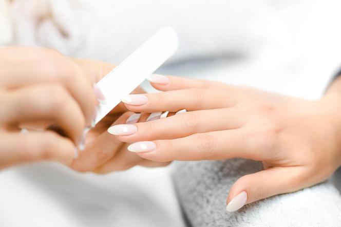 Przepiękne paznokcie na wiosnę 2024 skradły serca kobiet. Delikatny manicure baby boomer
