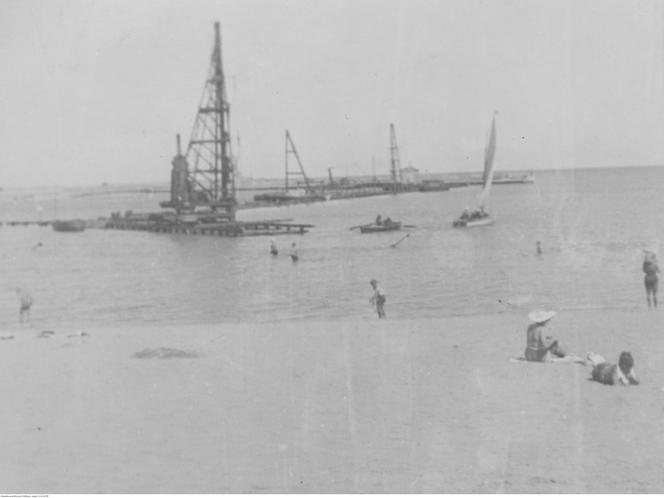 Fragment plaży przy porcie gdyńskim. Zdjęcie zostało zrobione w okresie 1923-1939