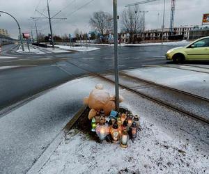 Tramwaj śmiertelnie potracił 14-latkę. Mieszkańcy Bydgoszczy przynoszą znicze, kwiaty i pluszaki