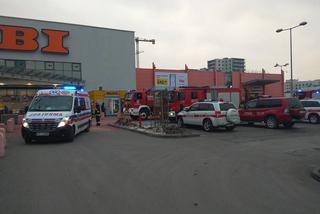 Kraków: Ewakuacja i akcja straży pożarnej w OBI. Wszystko z powodu żrącej substancji [ZDJĘCIA]