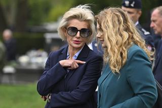 Joanna Racewicz przy grobie męża