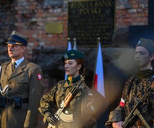 Uroczystości upamiętniające 80 rocznicę upadku Powstania Warszawskiego pod Redutą Banku Polskiego w Warszawie