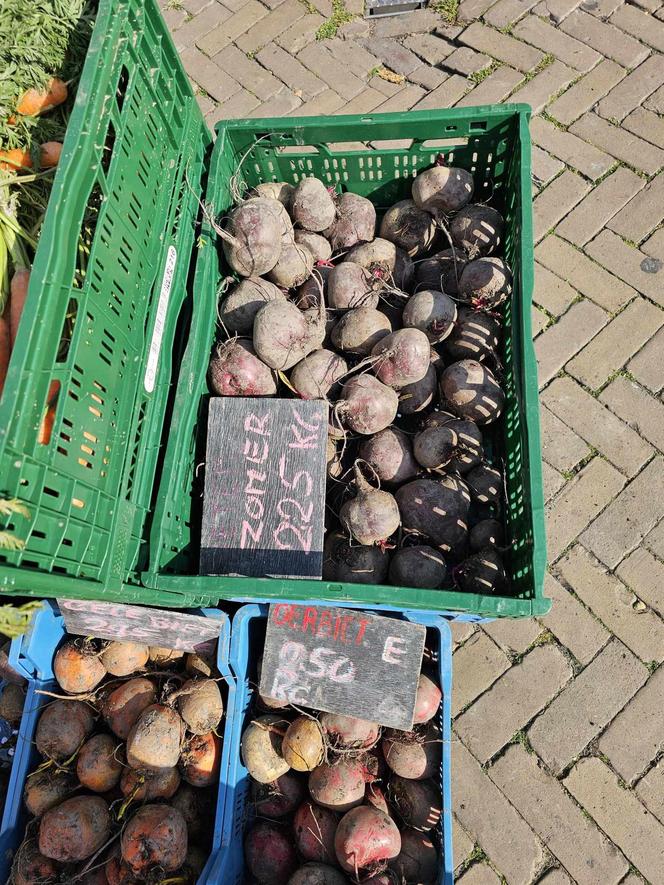 Ceny warzyw i owoców na targu w Amsterdamie