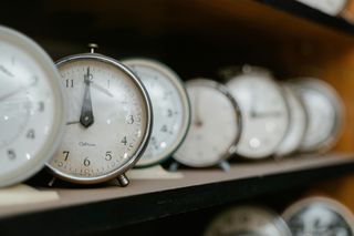 Jesienna zmiana czasu tuż za rogiem. Zegar cofniemy wcześniej niż ostatnio