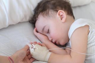 „70 proc. łóżek zajętych przez dzieci z RSV”. Lekarze alarmują: są ciężkie przypadki 