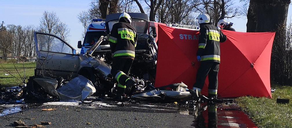 Tragedia pod Nakłem. Kierowca roztrzaskał się na drzewie